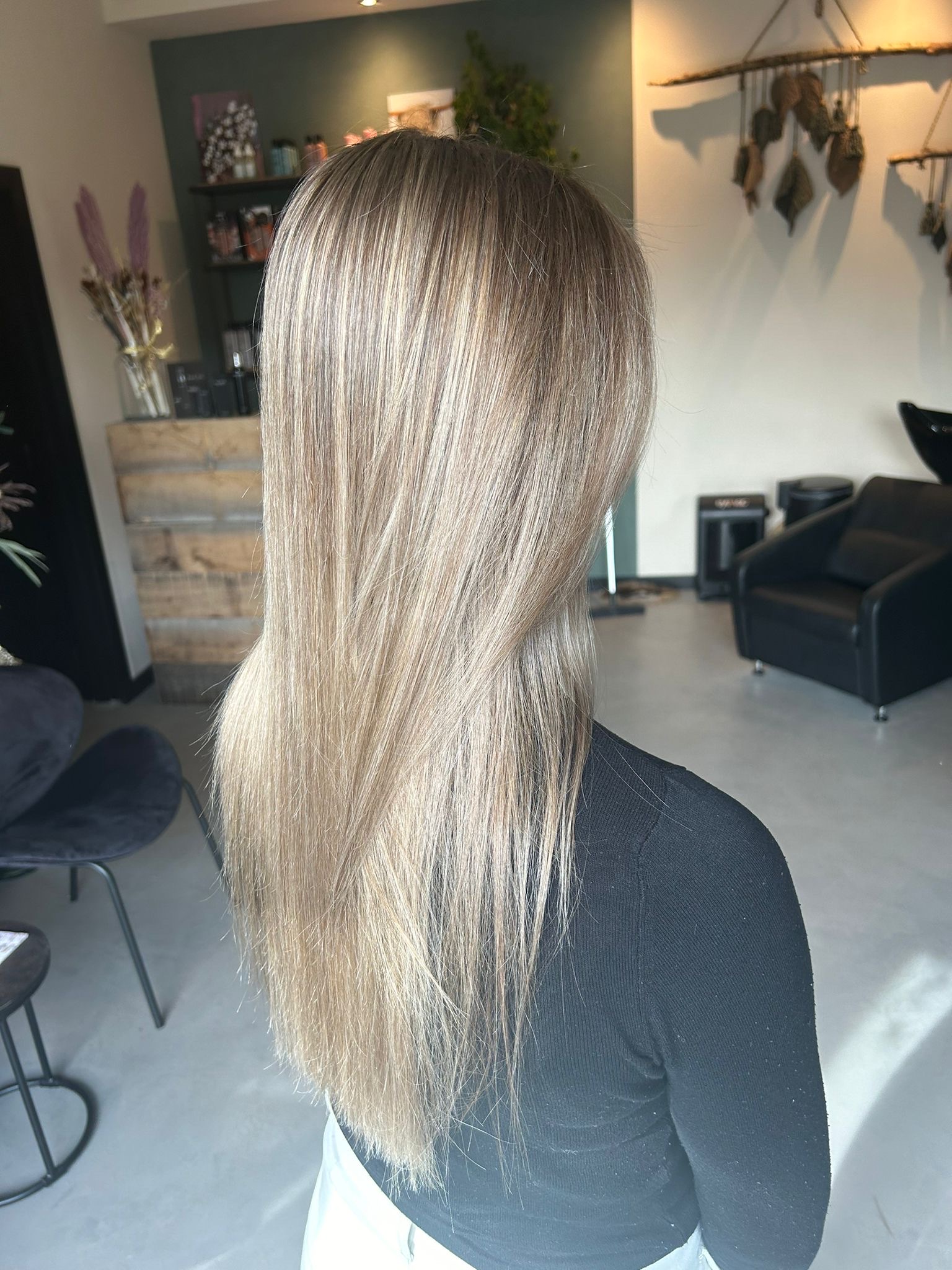 Lang blond haar met highlights, van achteren