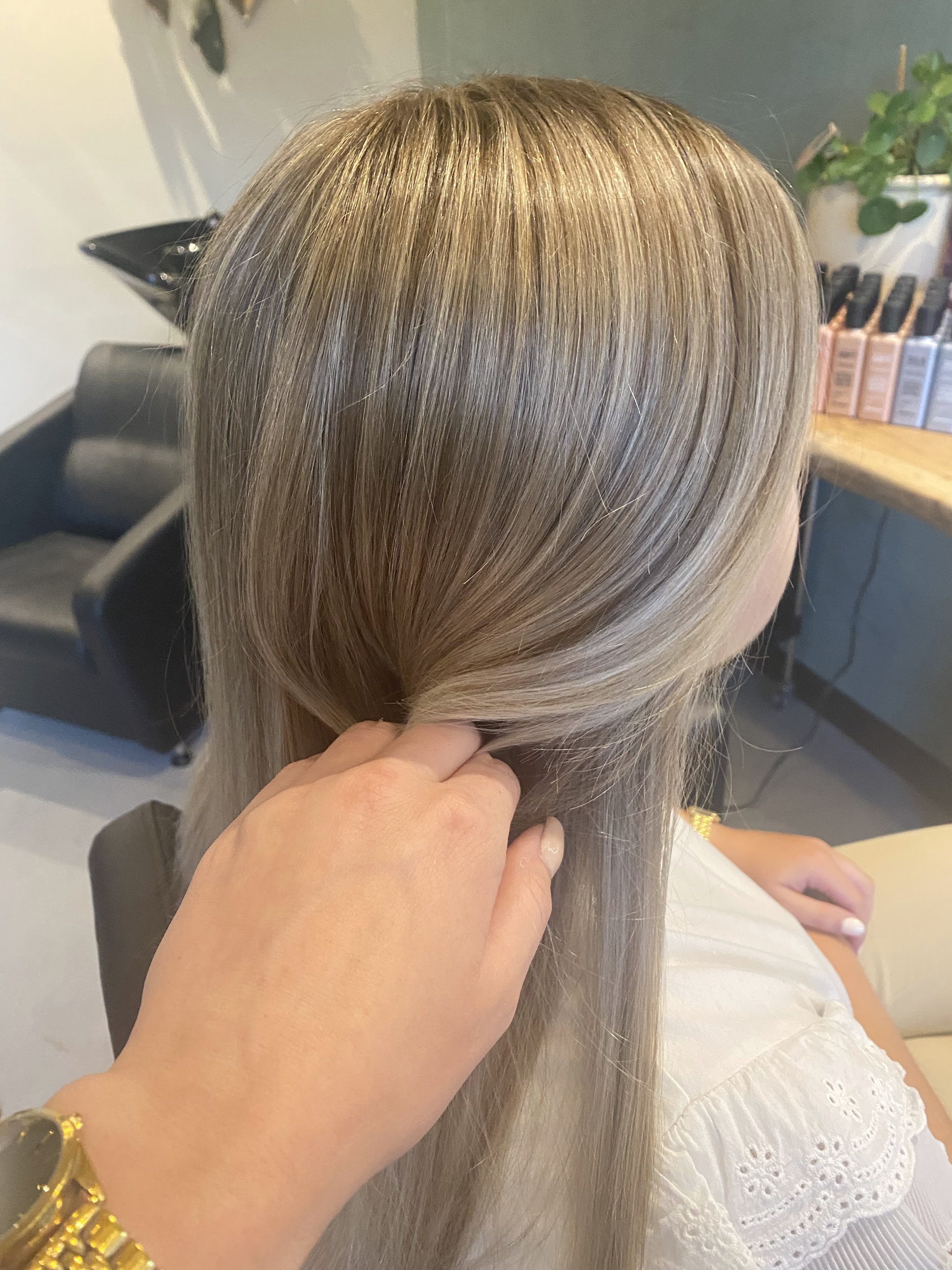 Beigeblond haar, van achteren gezien