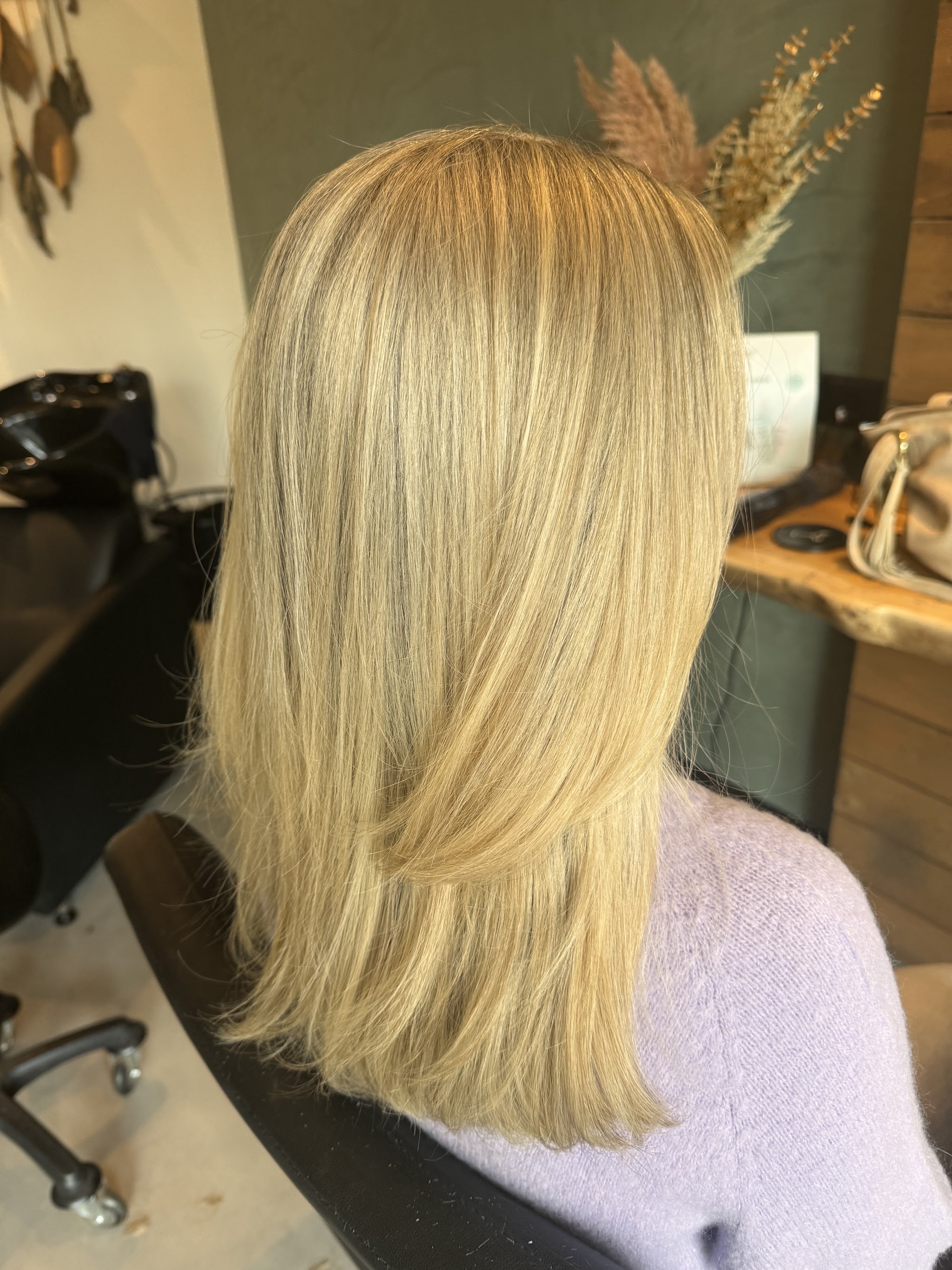 Goudblond gelaagd haar tot over de schouders
