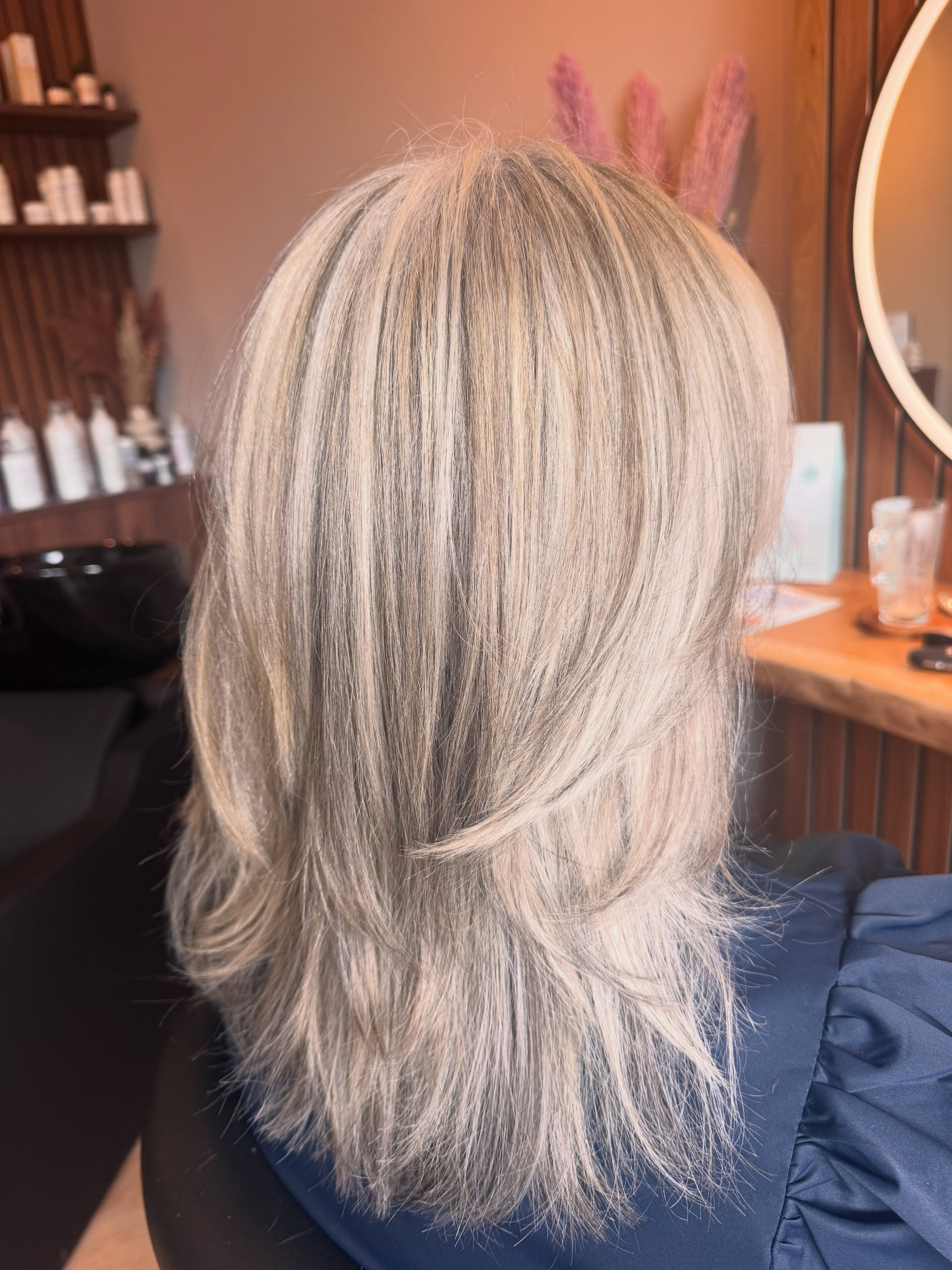 Licht blond, gelaagd haar na grijs blenden
