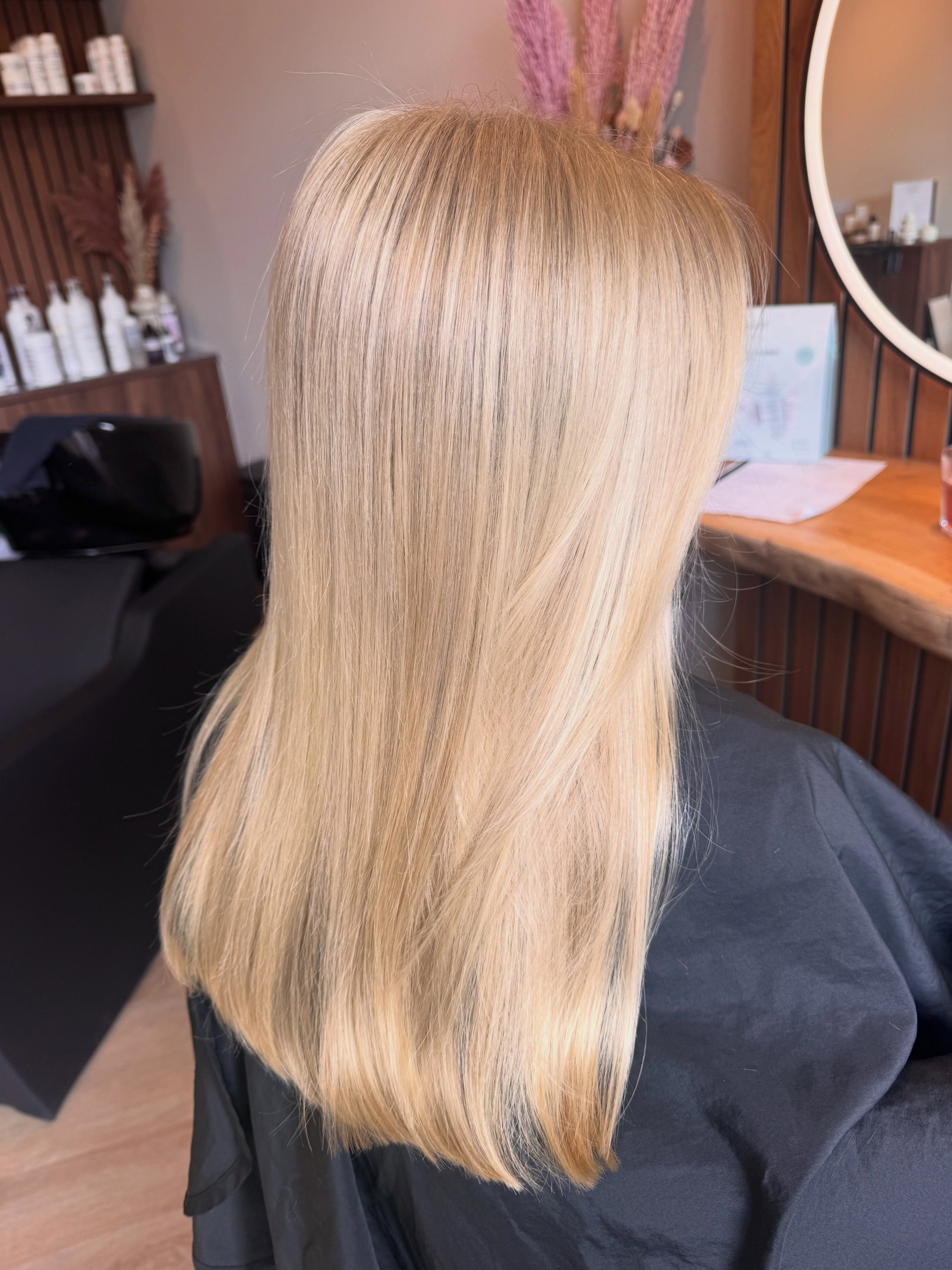 Lang goudblond haar met highlights en toner