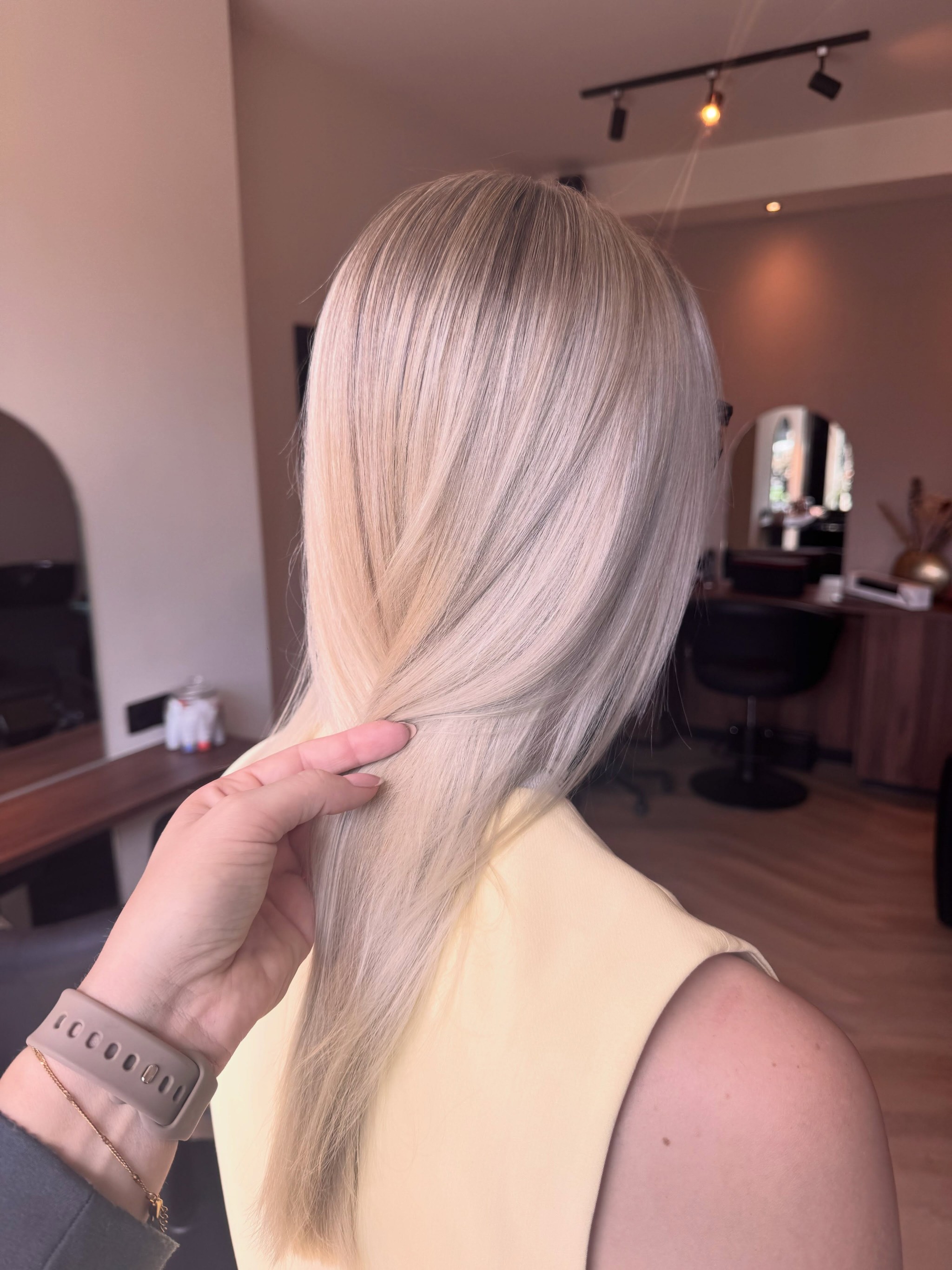 Platinablond haar in de studio